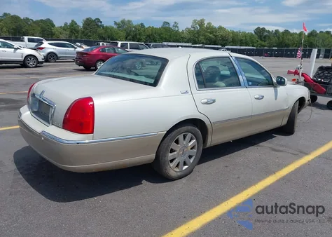 2005 Lincoln Town Car Signature Limited из США, поврежденный, VIN 1LNHM82W65Y649412
